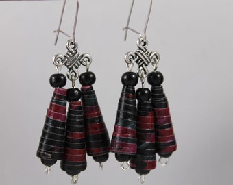 Boucles d'oreilles 3 pendentifs noirs et rouges.