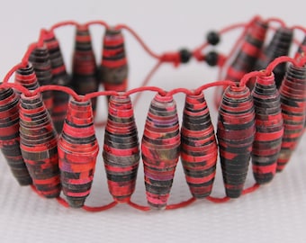 Bracelet manchette rouge et noir en perles artisanales de papier roulé pour un bijou éco-responsable, zéro déchet.