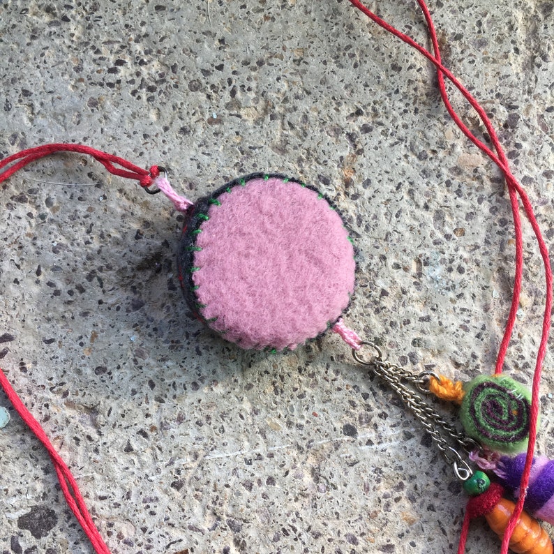 Collier sautoir au pendentif vert gris et rouge en laine brodée avec 3 breloques. Pour femme. image 4