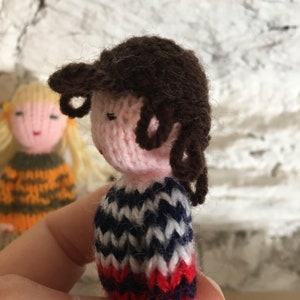 Petites poupées tricotées main en laine, jouet traditionnel. Pour enfants. image 5