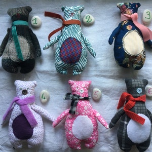 Small textile bears, articulated arms, cuddly toys for children. Choose yours.