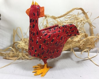 Petit coq rouge sculpté en papier mâché. Déco de Pâques.