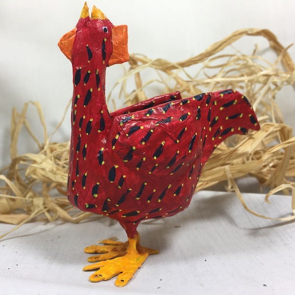 Petit coq rouge sculpté en papier mâché. Déco de Pâques.