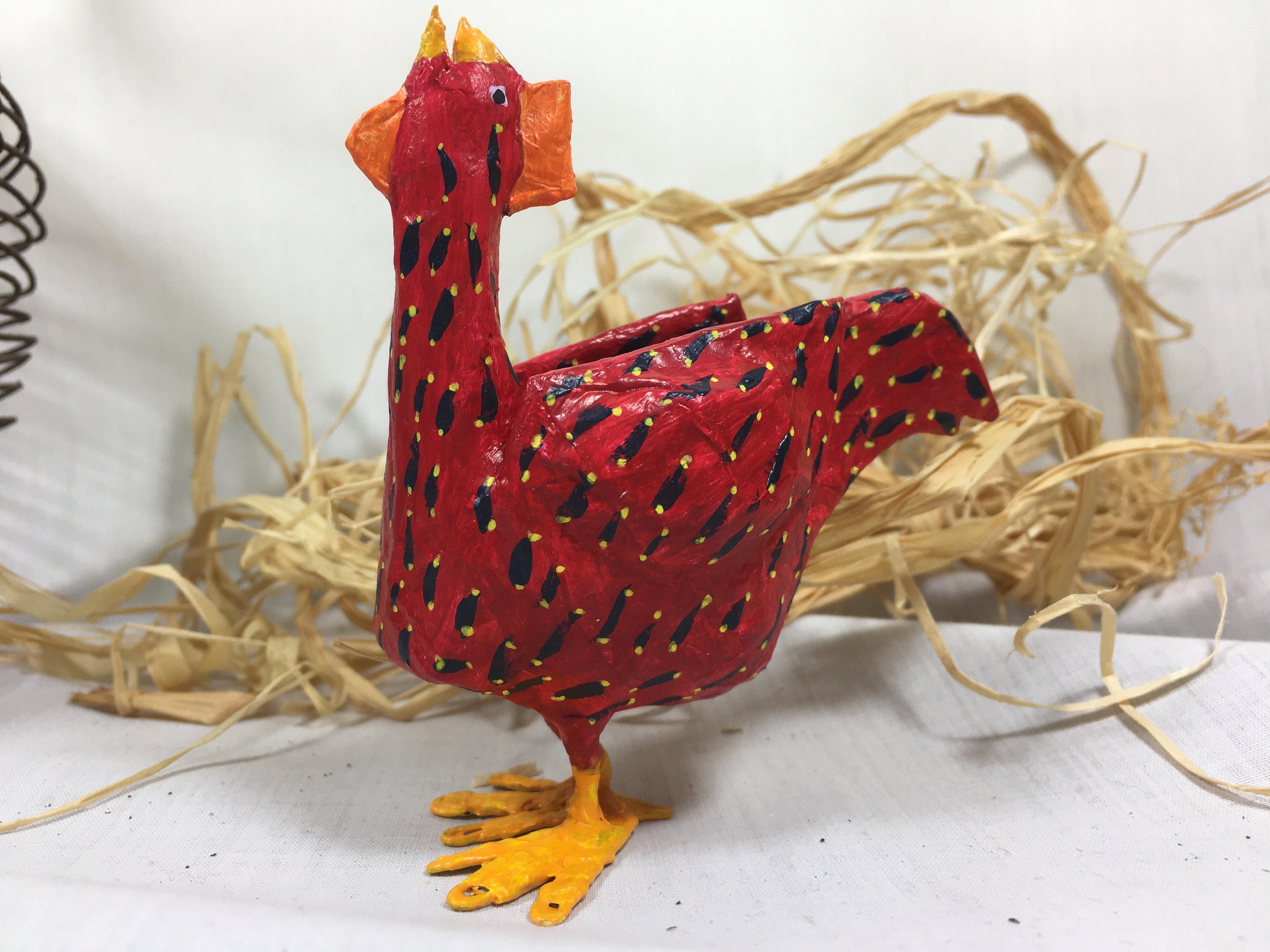 Petit Coq Rouge Sculpté en Papier Mâché. Déco de Pâques.