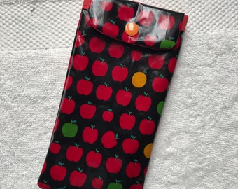 Etui pochette imperméable pour brosse à dents et dentifrice, trousse à crayons ou à lunettes avec rabat et pression.