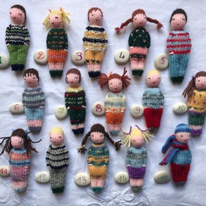 Petites poupées tricotées main en laine, jouet traditionnel. Pour enfants. image 1