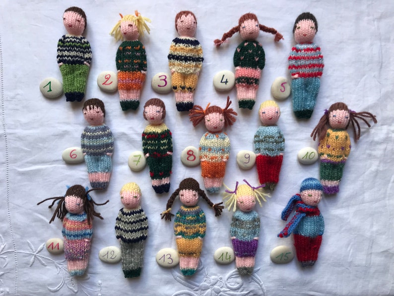 Petites poupées tricotées main en laine, jouet traditionnel. Pour enfants. image 1