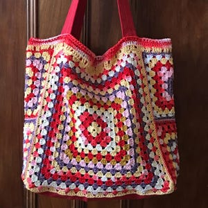 Grand sac cabas en coton crocheté façon granny rouge doublé. Pour femme.