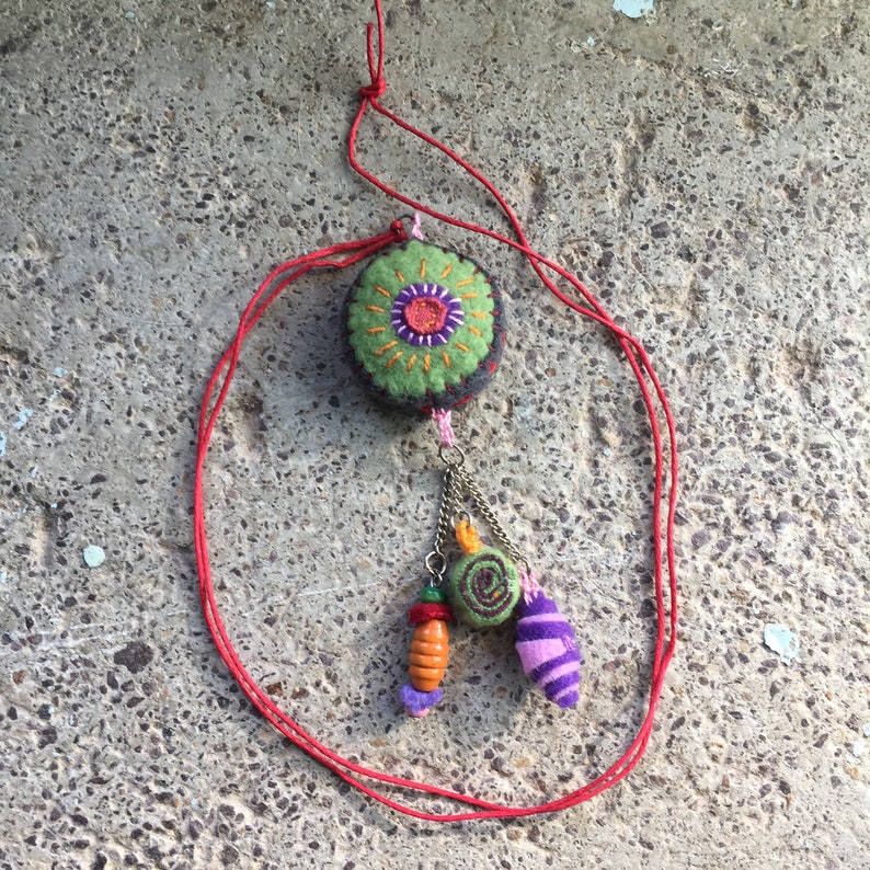 Collier sautoir au pendentif vert gris et rouge en laine brodée avec 3 breloques. Pour femme. image 1