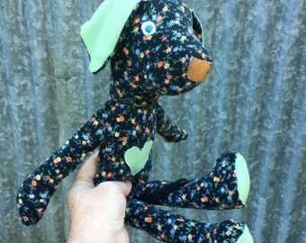 Doudou petit chien en velours fleuri. Pour enfant.