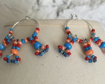 Boucles d'oreilles créoles style bohème, orange, turquoise et rouges.
