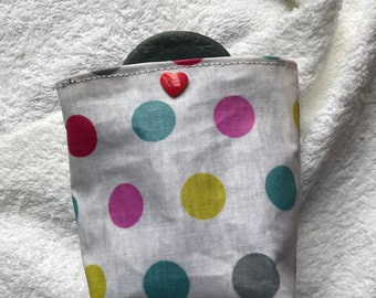 Petite pochette doublée imperméable pour le savon, le mouchoir ou le masque. En coton enduit pour une hygiène parfaite.