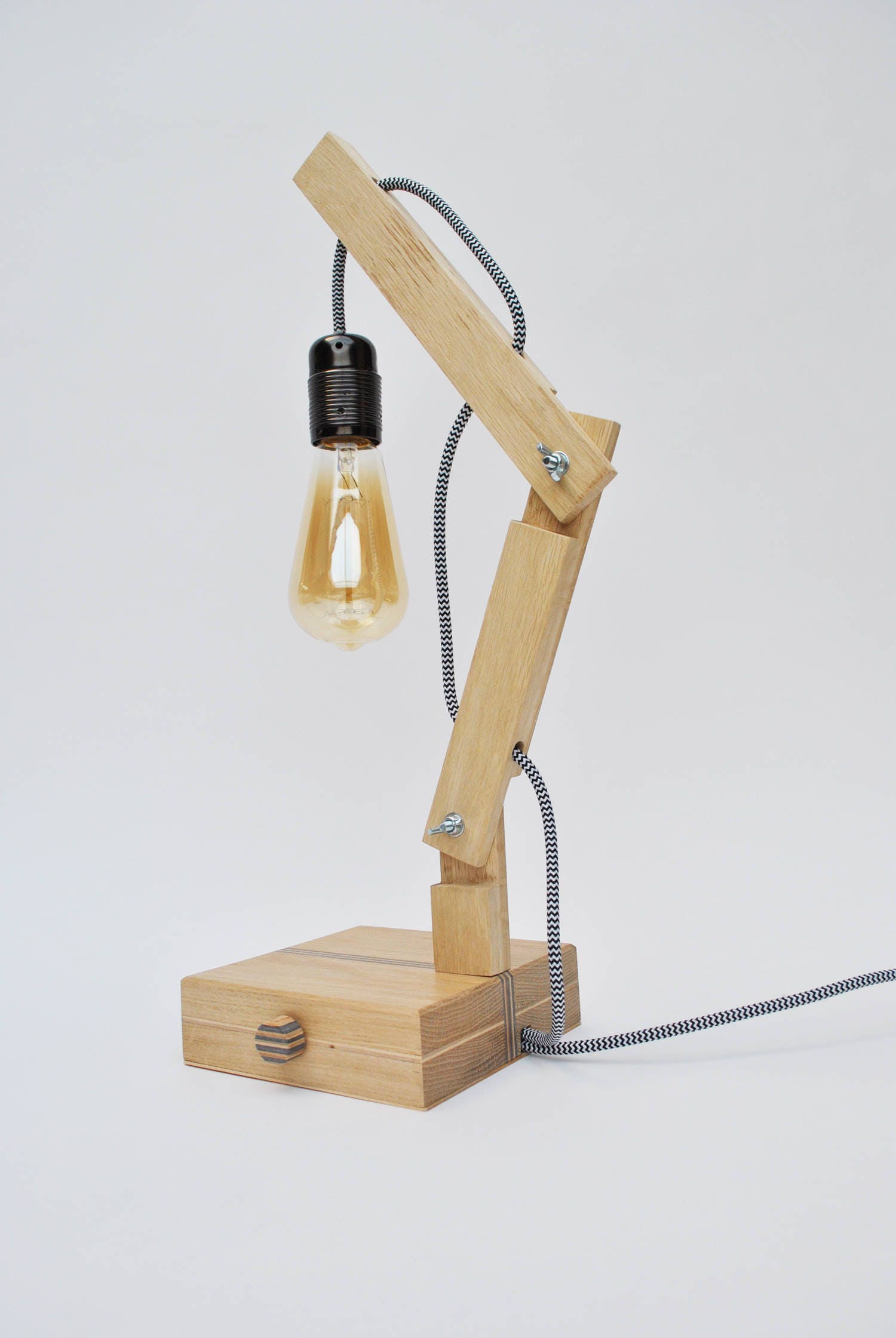 Lampe en Bois et Skateboard Recyclé