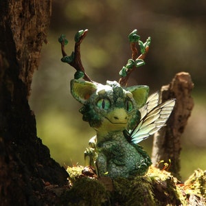 Bladfee drakenbeeldje: groene babydraak verzamelobject