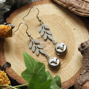 Schleiereule Ohrringe: Vogel Schmuck aus Polymer Clay mit Metall Blättern