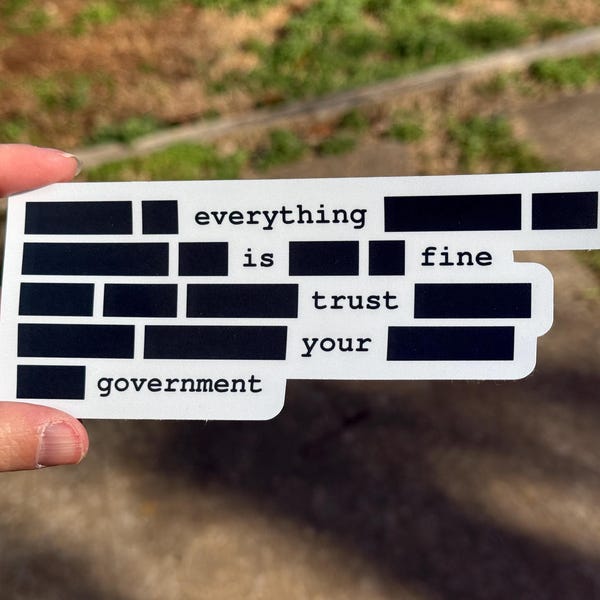 Sticker gouvernement caviardé, tout va bien, faites confiance à votre gouvernement, autocollant satire politique, meme complot humoristique, ordinateur portable de protestation drôle
