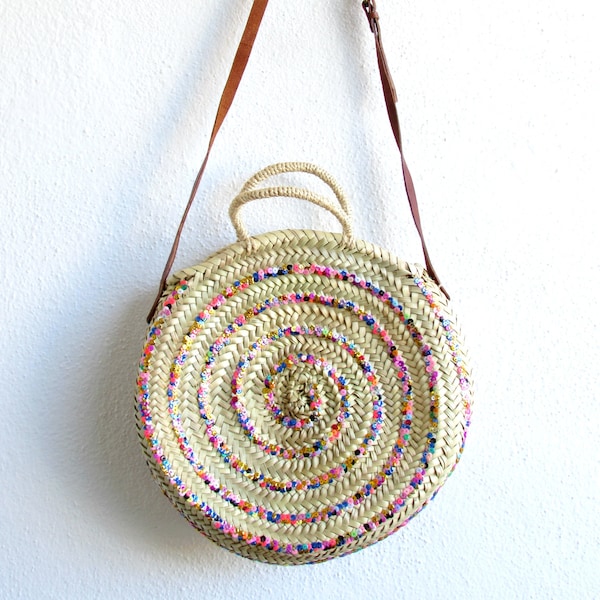 Round crossbody woven basket with leather strap and straw handles, Panier rond, Runde Korbtasche,