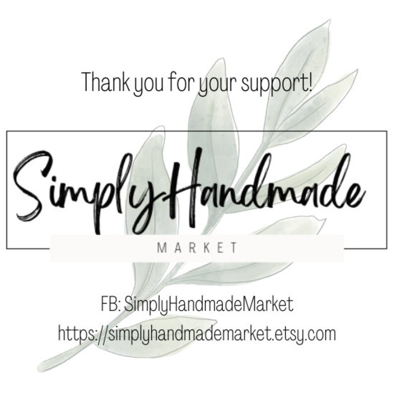 K&ouml;nnte beinhalten: Ein wei&szlig;er Hintergrund mit einem gr&uuml;nen, belaubten Zweig. Der Text "Simply Handmade Market" ist in schwarzer Handschrift mit dem Wort "Market" in kleinerer Schrift darunter. Der Text "FB: SimplyHandmadeMarket" und "https://simplyhandmademarket.etsy.com" befindet sich unter dem Logo.