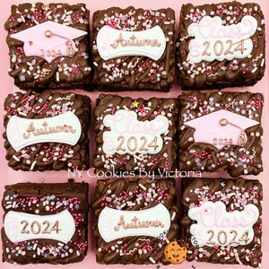 Diploma personalizado de brownie con chocolate "Clase de 2024", birrete de graduación; regalo perfecto - Perfecto para los amantes del chocolate - Envuelto individualmente - Colores de la escuela