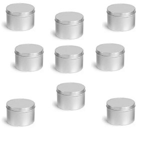 Può includere: Dieci barattoli rotondi in metallo argentato con coperchi. I barattoli sono tutti della stessa dimensione e forma.