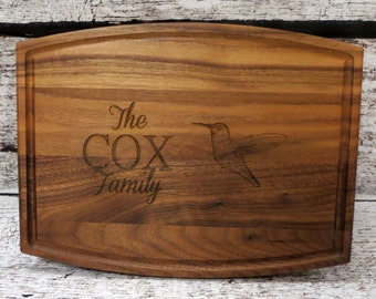 Planche à découper de colibris- Nom de famille- Personnalisé -Planche de noix - Pendaison de crémaillère - Cadeau de mariage personnalisé - Cadeau unique - Cuisine