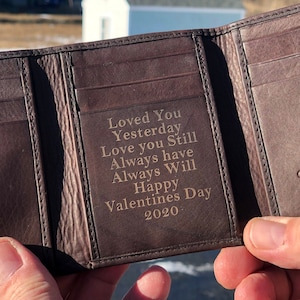 Cartera de cuero de tres pliegues personalizada y caja de regalo de madera, regalo para el día de San Valentín, padres, esposos, padrinos de boda, genuino, novio, aniversario