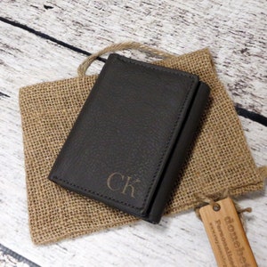 Cartera de hombres tri-doblado personalizado - Monograma - Regalos para hombres - Regalo de padrinos - Marido- Graduación - Cuero - Monograma - Navidad