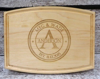 Nom de famille Planche à découper- Planche à découper en bois- Cadeau de douche de mariage- Mariage- M. & Mme- Cadeau de pendaison de crémaillère- Cadeau de cuisine