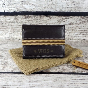 Billetera Tri Fold de Cuero Personalizada - Regalos para Hombres - Día del Padre - Padrinos de Boda - Papá - Abuelo (199)