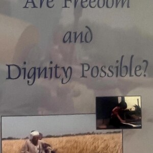 以下が含まれることがあります： 「Are Freedom and Dignity Possible?」のテキストがスタイリッシュなフォントで表示された画像。画像には、小麦畑にいる人々の写真や、作業をしている人の写真など、いくつかの小さな写真が含まれています。