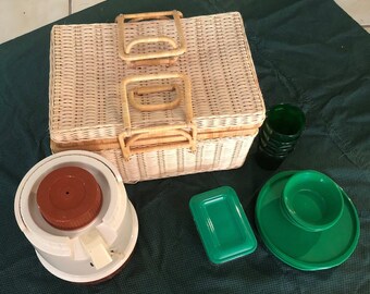 Juego de picnic vintage: jarra de Aladdin para bombear bebidas, cesta de picnic; platos, cuencos, vasos y toallas para cuatro; bombear bebidas, juego de picnic