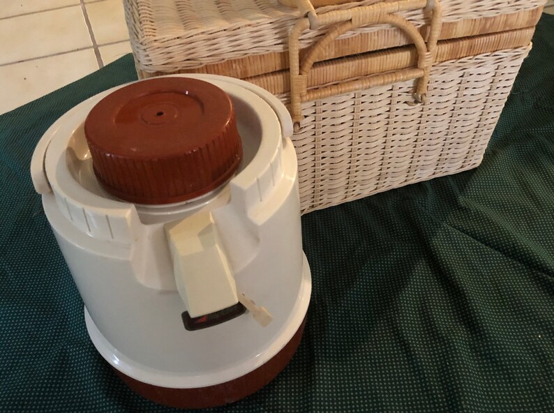 Aladdin Pump a Drink Jug picnic set Picnic Basket and Dinnerware for Four; pump a drink Vintage Picnic Set