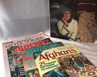 Selección de libros y revistas de tejido y crochet; crochet, tejido