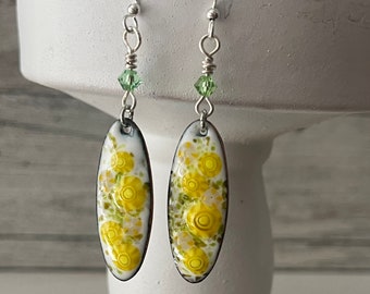 Boucles d'oreilles pendantes en émail fleurs jaunes