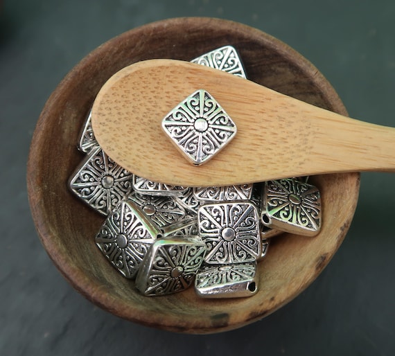 Perles intercalaires carrées motif soleil antique en laiton argenté style ethnique boho, 10 mm