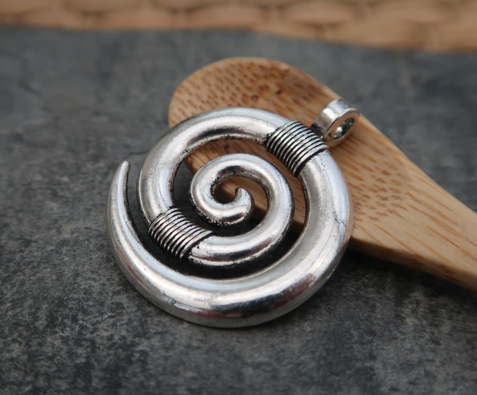 Ciondolo a spirale in corno etnico boho in ottone argentato