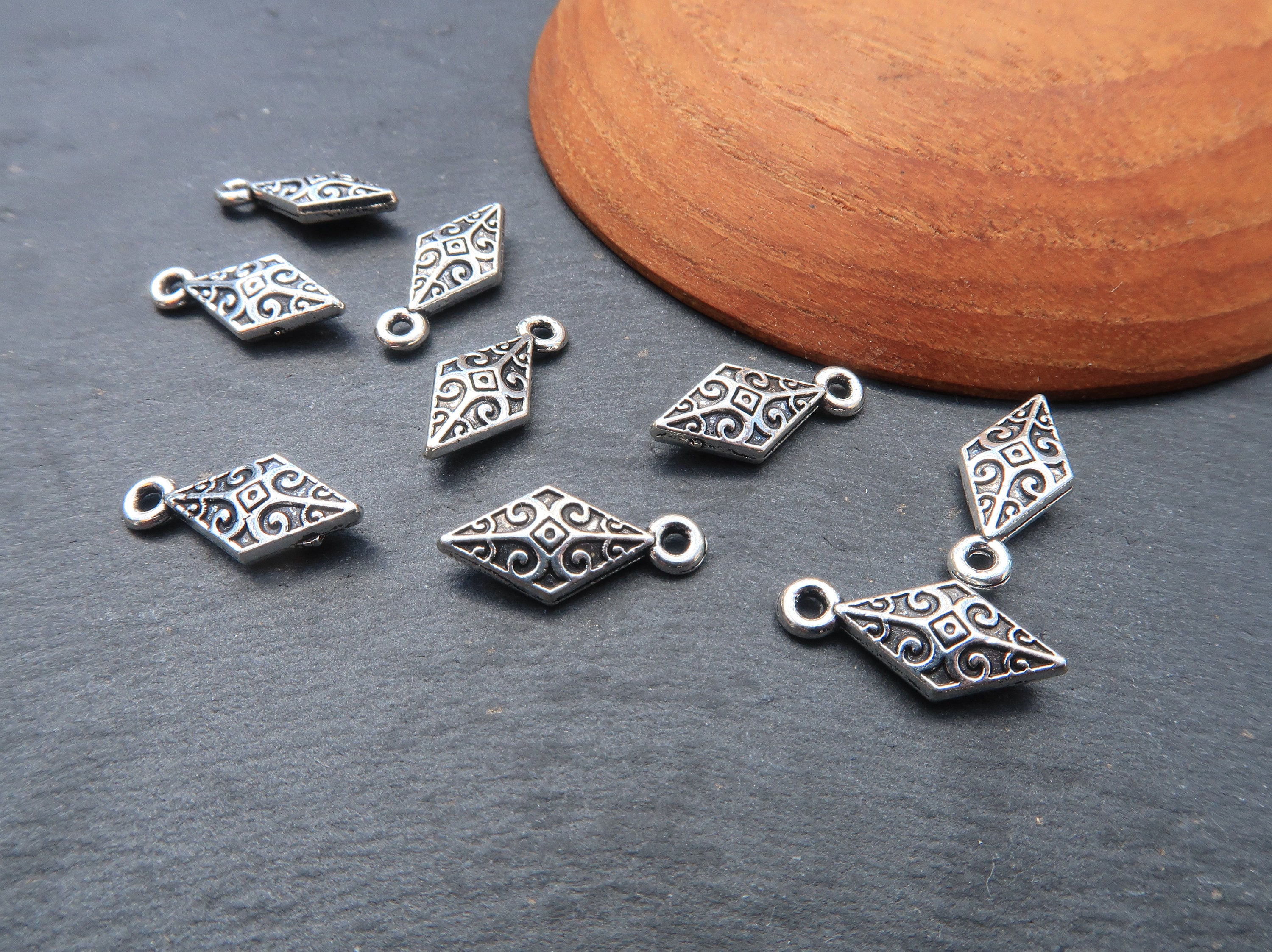 Pendentif Losange Métal Argenté Et Résine | Bijou Fantaisie Occasion | Collier Géométrique