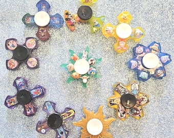 Fidget Spinner con una selección de diseños inspirados en dibujos animados.