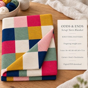 Könnte beinhalten: Eine gestrickte Decke mit einem mehrfarbigen Schachbrettmuster in Pink, Gelb, Marineblau, Creme und Salbeigrün. Daneben steht auf einer Karte: ODDS & ENDS Scrap Yarn Blanket KNITTING PATTERN Fingering-weight yarn 3 sizes: 36 x 48 | 48 x 60 | 60 x 72 in Garter • Seed • Stockinette Digital PDF download.