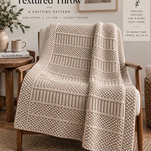 Könnte beinhalten: Eine beige gestrickte Wohndecke mit abwechselnden Streifen aus Perlmuster und 2x1 Rippenmuster. Der Text auf dem Bild lautet: The Textured Throw, A Knitting Pattern, Seed Stitch, 2x1 Rib, Classic Texture, Timeless Texture For A More Cozy Home, DK Weight Yarn, Approx. 122 x 152 cm.
