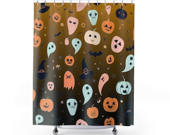 Puede incluir: Una cortina de ducha con temática de Halloween con un patrón repetido de calabazas, fantasmas, murciélagos y sombreros de bruja en naranja, negro y colores pastel. La cortina tiene un fondo degradado, que pasa de marrón oscuro a marrón claro.