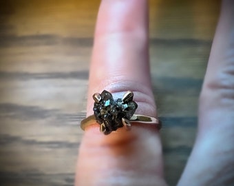ブラック 2.75 カラットの未加工ダイヤモンド リング、14K ソリッド ゴールド。