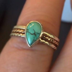 Anillo turquesa/Anillo turquesa dorado apilado/Anillo turquesa delgado/Juego de anillos artesanales/Anillo turquesa único/Anillo turquesa pequeño/Envío gratuito a EE. UU.