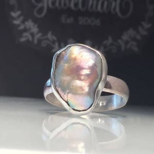 Anello con perla grigia/Anello con perla di forma libera/Anello con perla moderna/Anello con perla grezza/Anello con perla barocca artigianale/Pietra portafortuna di giugno/Spedizione gratuita negli Stati Uniti.