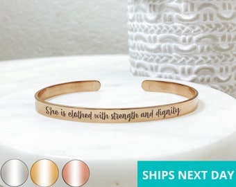 Ella está vestida con brazalete de fuerza Pulsera de fe de acero inoxidable chapada en oro de 14 k Joyería hecha a mano hecha en EE. UU.