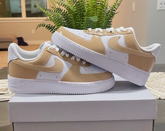 Zapatillas Nike Air Force 1 con bloques de color beige, pintadas a mano y personalizadas
