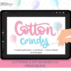Może przedstawiać: Cyfrowy tablet wyświetla słowa "Cotton Candy" w kolorze różowym i niebieskim, z ilustracjami waty cukrowej. Ekran pokazuje "4 Lettering Brushes - 1 Art Brush - 1 Color Palette for Procreate." Obraz jest przeznaczony dla pędzli do liter i sztuki.