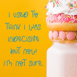 K&ouml;nnte beinhalten: Ein Bild von einem Milchshake mit einem Donut und Schlagsahne-Topping, verziert mit bunten Streuseln. Der gelbe Hintergrund zeigt den Text: "I used to think I was indecisive but now I'm not sure."