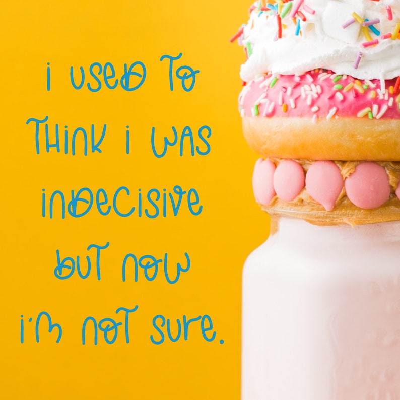 K&ouml;nnte beinhalten: Ein Bild von einem Milchshake mit einem Donut und Schlagsahne-Topping, verziert mit bunten Streuseln. Der gelbe Hintergrund zeigt den Text: "I used to think I was indecisive but now I'm not sure."