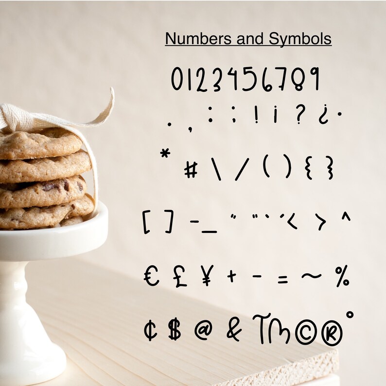 K&ouml;nnte beinhalten: Ein Stapel Schokoladen-Chip-Cookies, mit einem wei&szlig;en Band gebunden, steht auf einem wei&szlig;en Sockel. Das Bild zeigt auch eine Liste von Zahlen und Symbolen, einschlie&szlig;lich Satzzeichen und W&auml;hrungssymbolen.